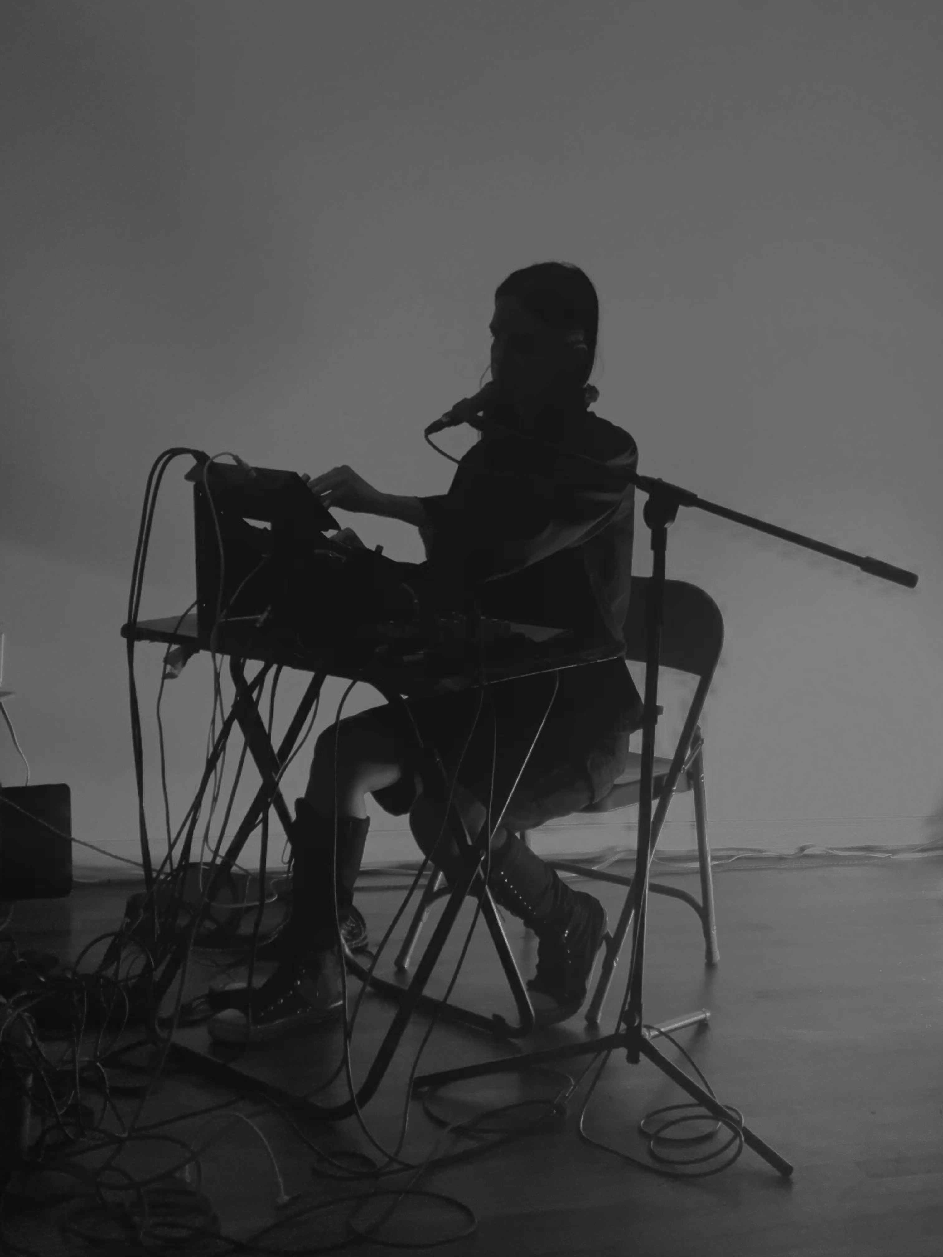 Axine M photo of live set @ living gallery brooklyn summer 2021